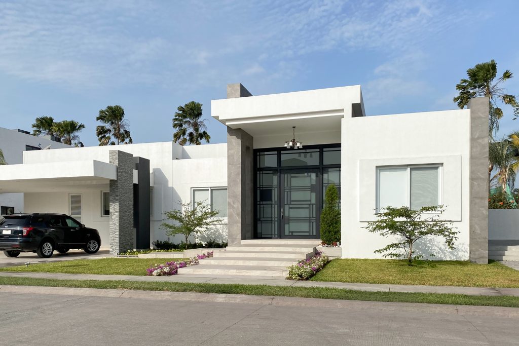 casa de una planta con 3 dormitorios, patio, piscina y pergola desarrollada por constructora marbe en isla mocoli