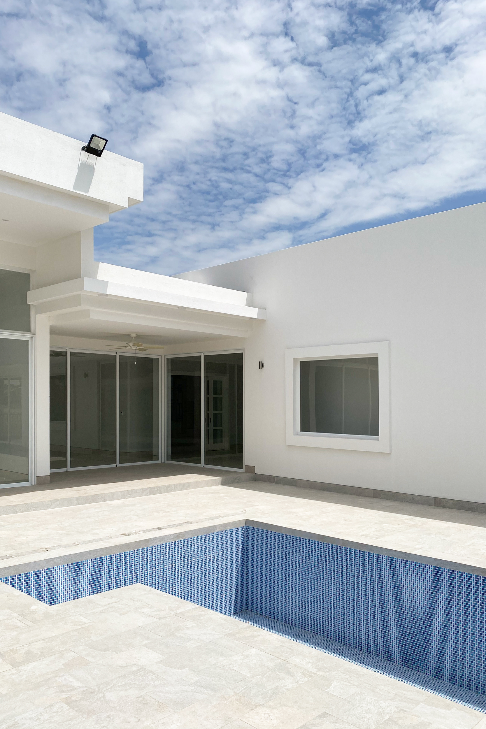 piscina de casa fany desarrollada por constructora marbe en isla mocoli
