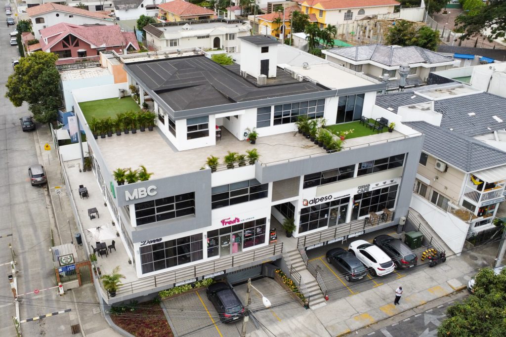 Edificio de locales comerciales y oficinas de la constructora marbe en la av. leopoldo carrera