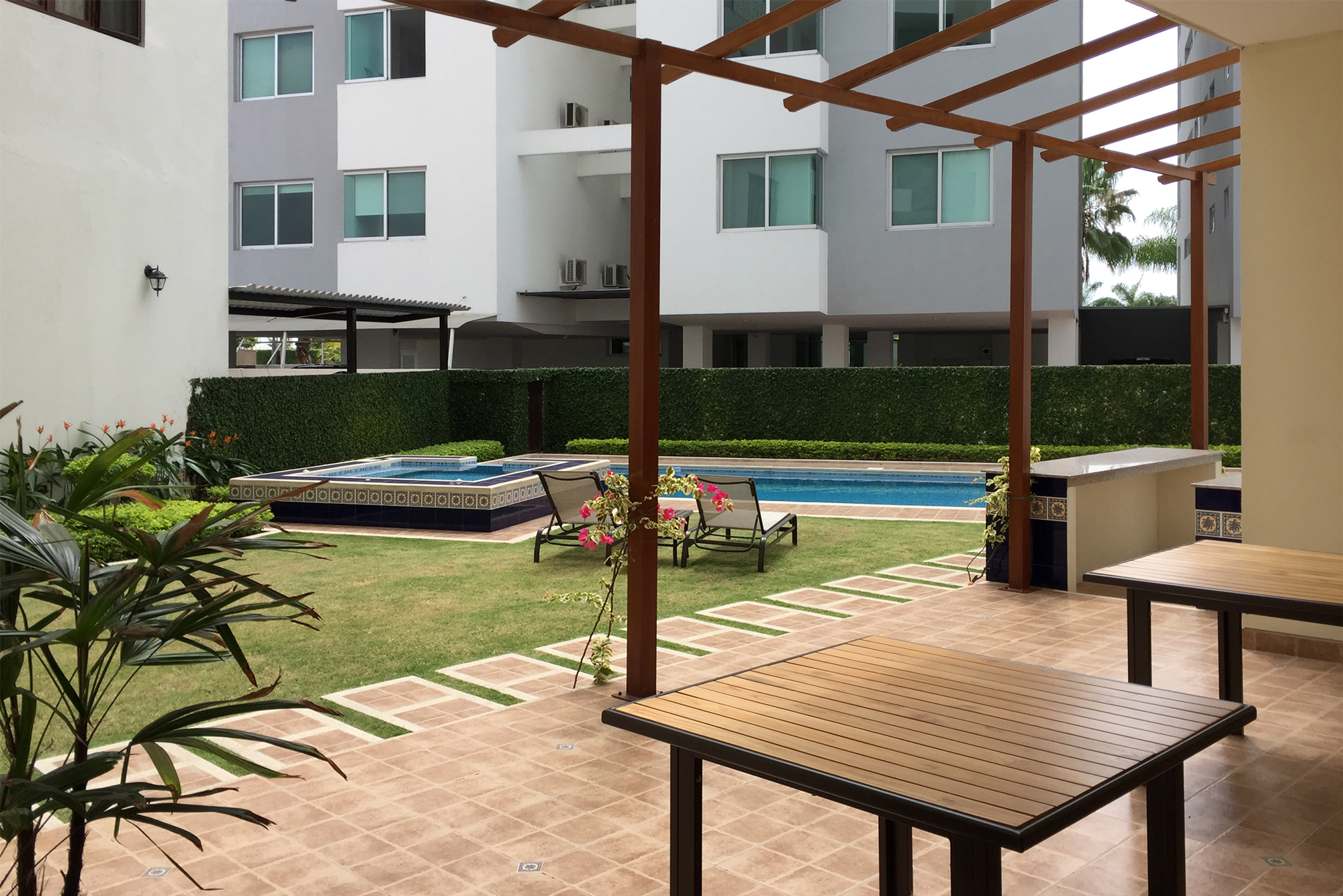 patio con pergola piscina hidromasaje y areas verdes del condominio santa catalina de la constructora marbe